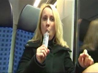 Vācieši palaistuve masturbē un fucked par a vilciens