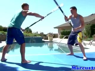 Homo gespierd atleten sword vechten door de zwembad